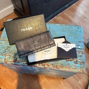 Authentique Prada wallet
